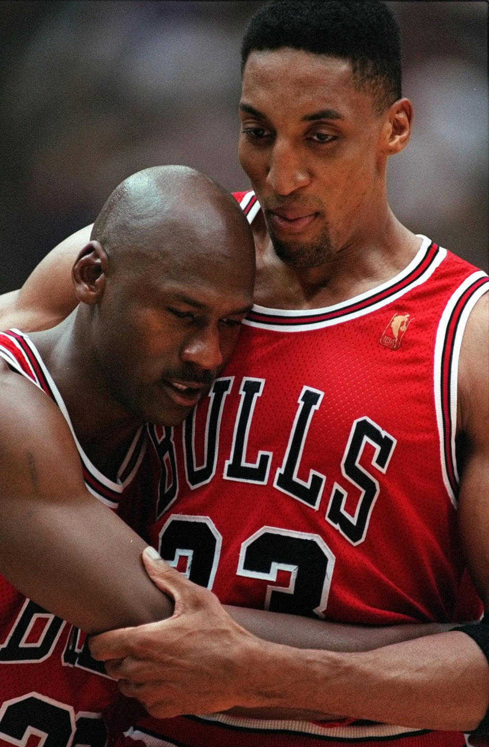 Un exhausto Michael Jordan (izq) se abraza con Scottie Pippen tras una memorable actuación en la victoria de Chicago Bulls sobre el Utah Jazz en el quinto partido de la final de la NBA el 11 de junio de 1997. Jordan se sentía enfermo e hizo un esfuerzo supremo para liderar a su equipo. (AP Photo/Jack Smith, File)