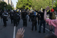 Manifestantes se congregan para protestar la muerte de George Floyd el lunes 1 de junio de 2020 cerca de la Casa Blanca en Washington. Floyd murió a manos de la policía en Minneapolis. (AP Foto/Evan Vucci)