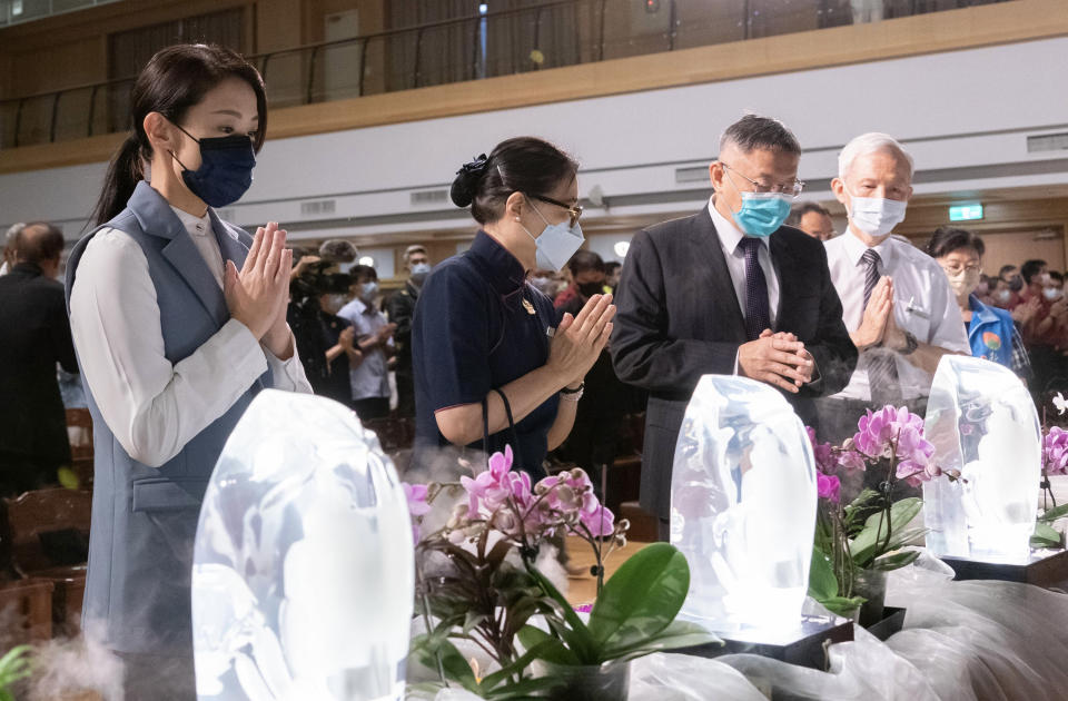 台灣民眾黨主席柯文哲（前左3）與新竹市長高虹安（前左1）14日出席慈濟基金會在新竹市舉辦的浴佛大典。（中央社）