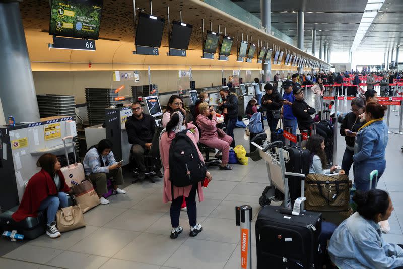 Foto de archivo. Pasajeros esperan en la zona de facturación, después de que Viva Air canceló todos sus vuelos por las dificultades financieras que atraviesa para operar, en el Aeropuerto El Dorado de Bogotá