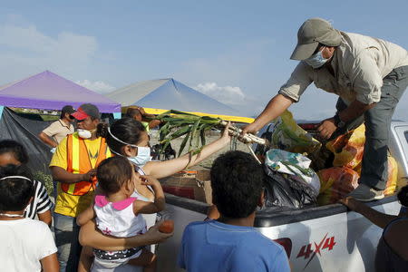 People receive donations from volunteers as rescue efforts continue in Pedernales, after an earthquake struck off Ecuador's Pacific coast, April 20, 2016. REUTERS/Guillermo Granja