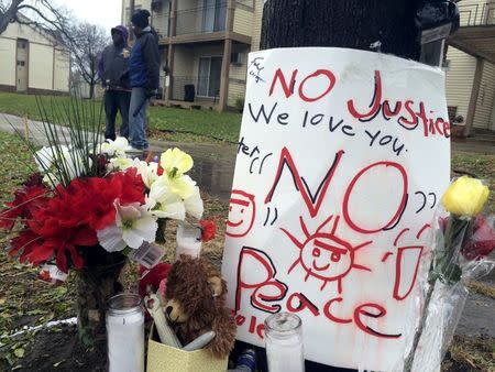 A makeshift memorial is seen at the location where Jamar Clark was allegedly shot by police early Sunday, in Minneapolis, Minnesota, November 16, 2015. REUTERS/Todd Melby