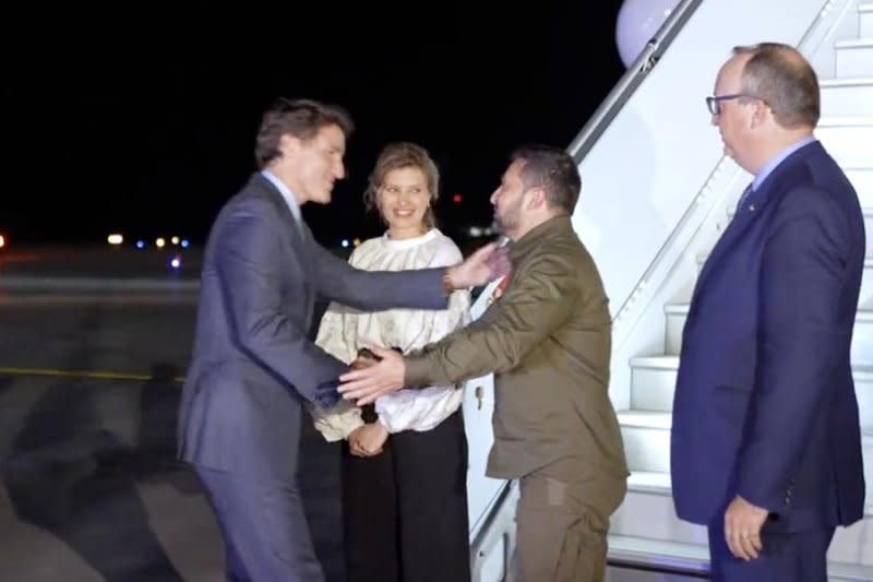 Ukrainian President Volodymyr Zelensky and his wife, Ukrainian first lady Olena Zelenska, landed in the Canadian capital shortly after midnight Friday and were greeted on the tarmac by Prime Minister Justin Trudeau and other government officials. Photo courtesy of Justin Trudeau
