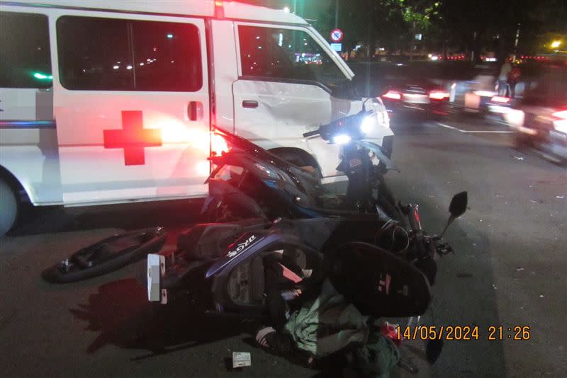 駕駛救護車的謝男當時是闖紅燈，至於是否符合緊急醫療法中執行緊急任務的規定，仍需後續調查釐清。（圖／翻攝畫面）