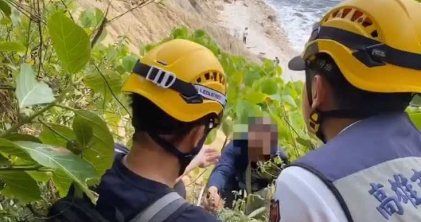 登山客失足滑落柴山秘境半山腰，海巡和消防隊員到場救援。（圖／讀者提供）