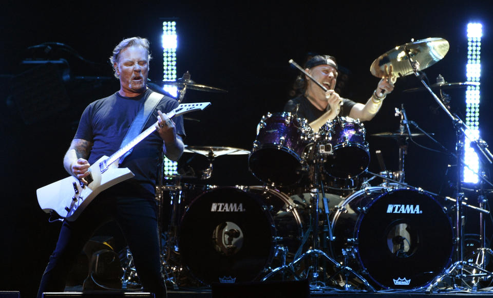 James Hetfield, a la izquierda, y Lars Ulrich de Metallica tocan en un concierto en memoria del difunto rockero Chris Cornell, "I Am The Highway: A Tribute to Chris Cornell", el miércoles 16 de enero del 2019 en The Forum, en Inglewood, California. (Foto por Chris Pizzello/Invision/AP)