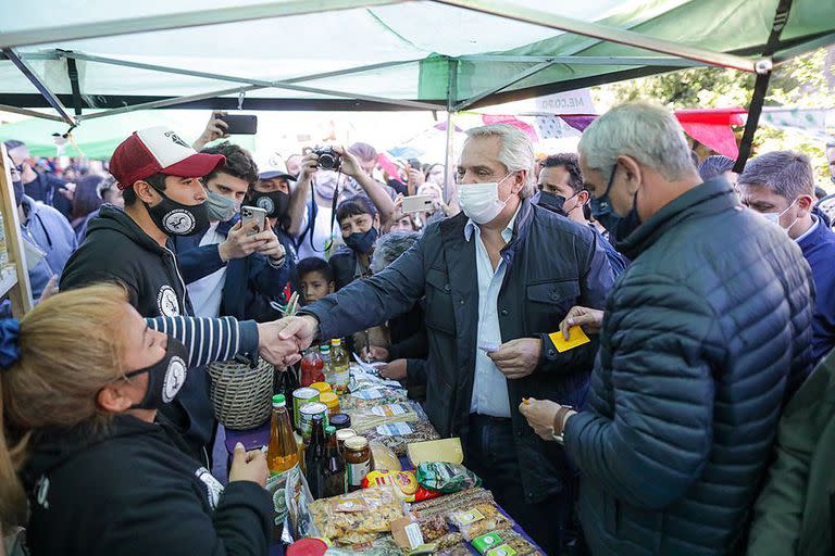 El presidente Alberto Fernández durante una recorrida por Dock Sud