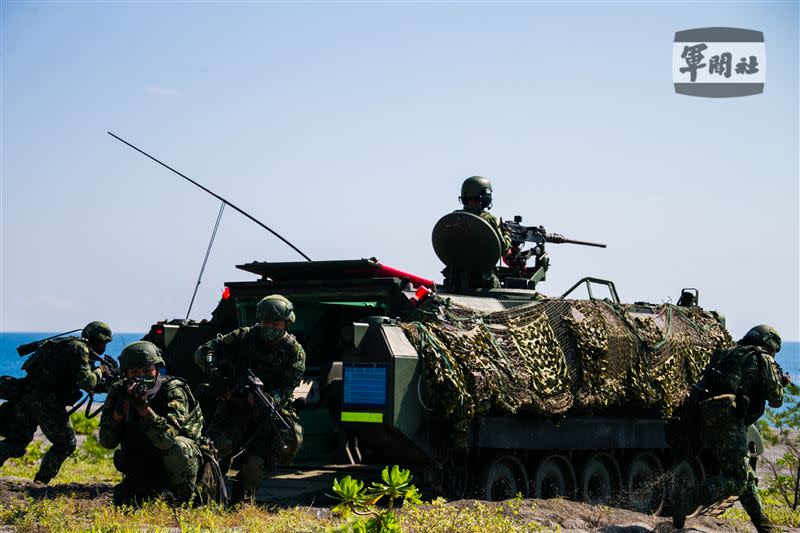  戰車營於北埔海灘進行反擊作戰操演。（圖／軍聞社提供）