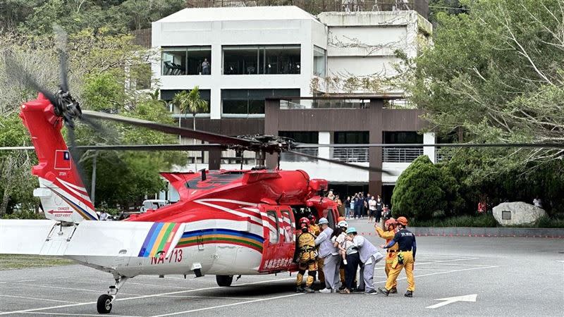 天祥晶英酒店房客搭乘直升機下山。（圖／翻攝畫面）