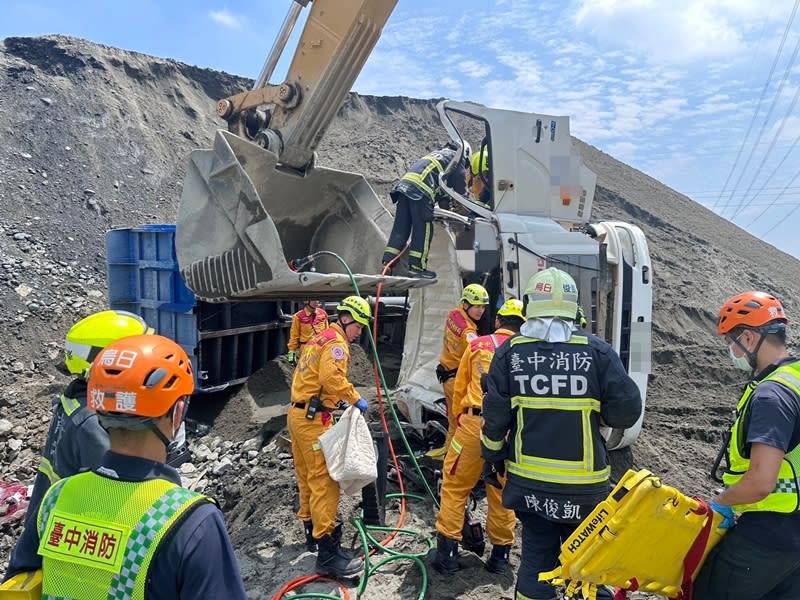 黃姓男子駕駛砂石車28日於台中市烏日區一處砂石場作業時，不慎自三樓高土堆斜坡滑落翻覆，黃男受困車內，消防局到場救出後送醫後仍傷重不治。（翻攝照片／中央社）