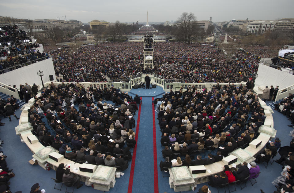 Una gran cantidad de personas ocuparon el área de invitados especiales de la juramentación de Donald Trump en 2017, en tiempos en que no se requería la distancia social que hoy impone la pandemia de covid-19. (AP Photo/Carolyn Kaster)