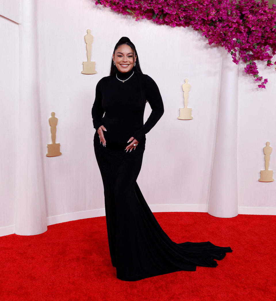 L'actrice Vanessa Hudgens prend la pose avec son ventre arrondi aux Oscars