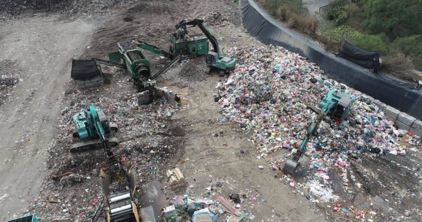 台中市環保局長陳宏益表示，今年因垃圾減量奏效，大里掩埋場垃圾今年預計運出5000公噸到文山、后里焚化爐儲坑。（圖／台中市政府提供）