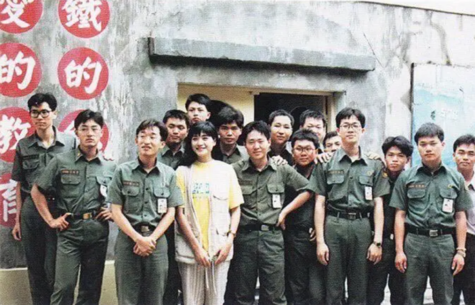 方季惟（前排左三）歌甜人美，當年在軍中弟兄間相當走紅，來自部隊的邀約不斷，讓她贏得軍中情人美譽 (圖片/大大娛樂提供)