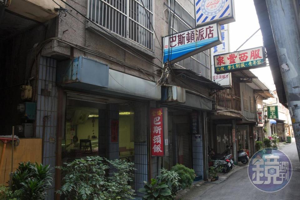 位在巷弄內的巴斯頓派專賣店燈光昏黃，很有歷史感。