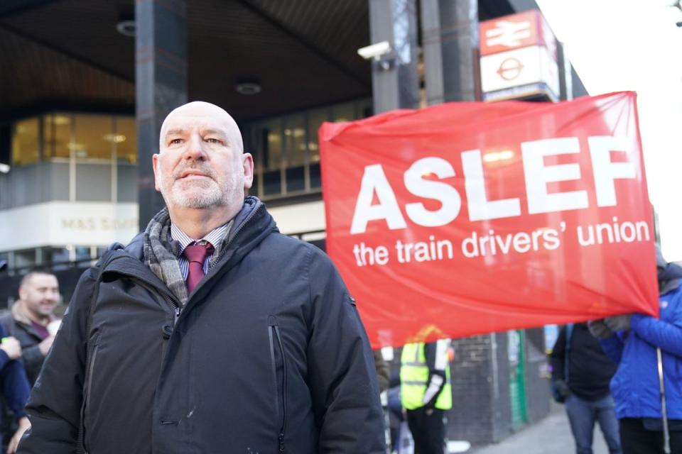 Der Generalsekretär von Aslef, Mick Whelan, schließt sich Bahnarbeitern an der Streikpostenlinie vor dem Londoner Bahnhof Euston an, während Mitglieder der Fahrergewerkschaft Aslef in einem Streit um die Bezahlung streiken (PA)