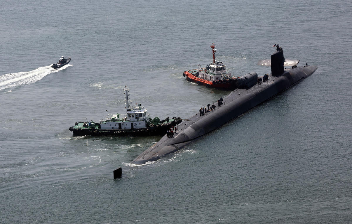 북한이 미사일 시험발사를 재개한 지 하루 만에 미국 유도탄 잠수함이 한국에 도착했습니다.