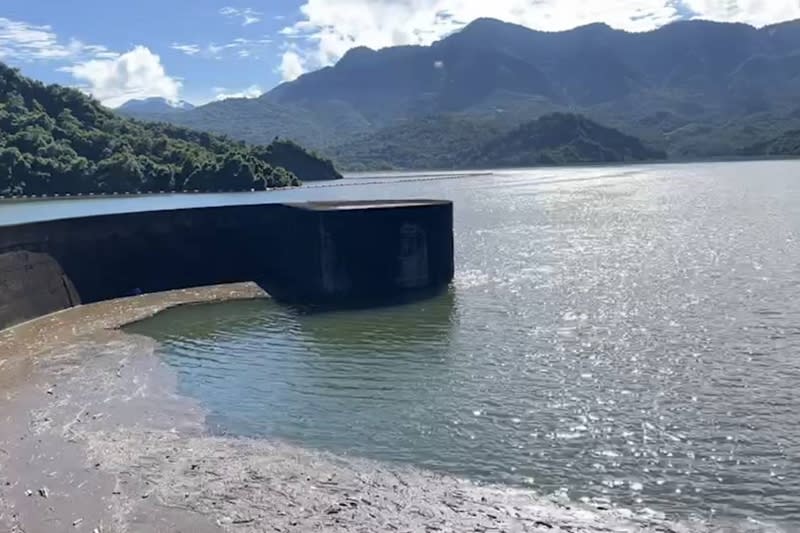 曾文水庫集水區近日降雨豐沛，蓄水量接近滿庫，10日晚間開始進行調節性放水，11日上午蓄水率仍超過99%。（中央社）