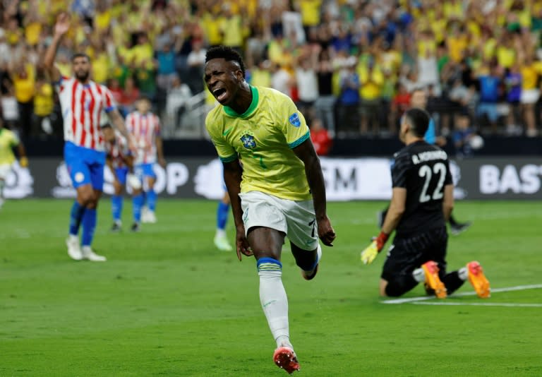 Vinicius Junior celebra uno de sus goles del viernes ante Paraguay. (KEVORK DJANSEZIAN)