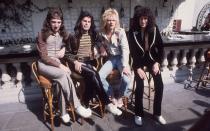Größer als die Beatles? Zumindest in Großbritannien liegen Queen in einer Statistik vorne: Ihr "Greatest Hits"-Album ist bis heute auf Platz eins der meistverkauften Alben in UK, "Sgt. Pepper" schafft es "nur auf Platz drei. Weltweit sollen (von links) John Deacon, Freddie Mercury, Roger Taylor und Brian May bis heute 200 Millionen Tonträger verkauft haben. (Bild: Keystone/Getty Images)