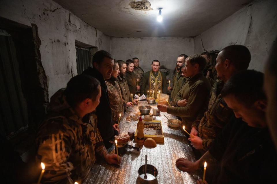 Chaplain Ivan leads the Christmas supper prayer, followed by the carol "Dobryi vechir tobi (ukr.) - Good Evening To You." A carol that greets the owners of the household with the birth of Jesus, and expresses wishes for happiness, health, and a great harvest season in the new year. (Valentyn Kuzan/72nd Mechanized Brigade)