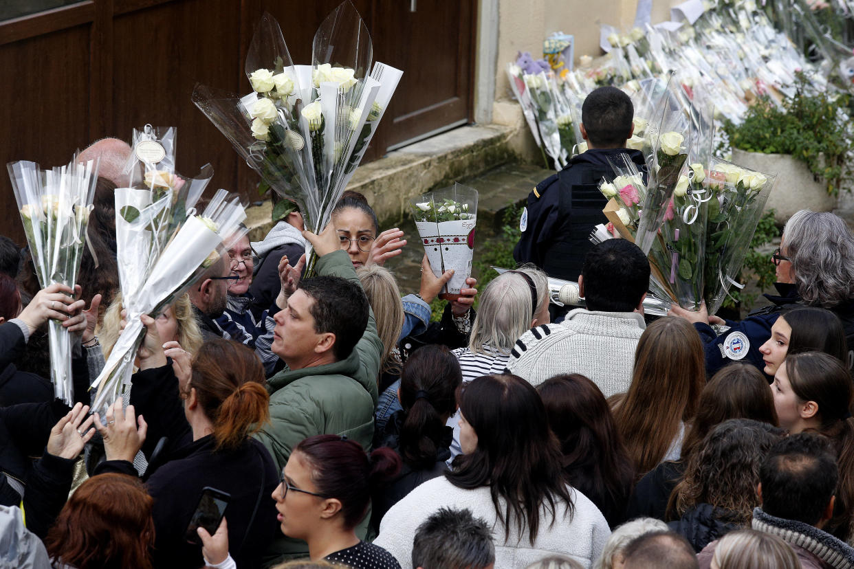 À Sedan, ce jeudi 19 octobre, des dizaines de personnes se sont rassemblées devant l’immeuble où a été retrouvé le corps de la petite Loana. Portée disparue depuis mardi, la fillette a été retrouvée 24 heures plus tard. Une enquête pour « meurtre » et « viol » a été ouverte.