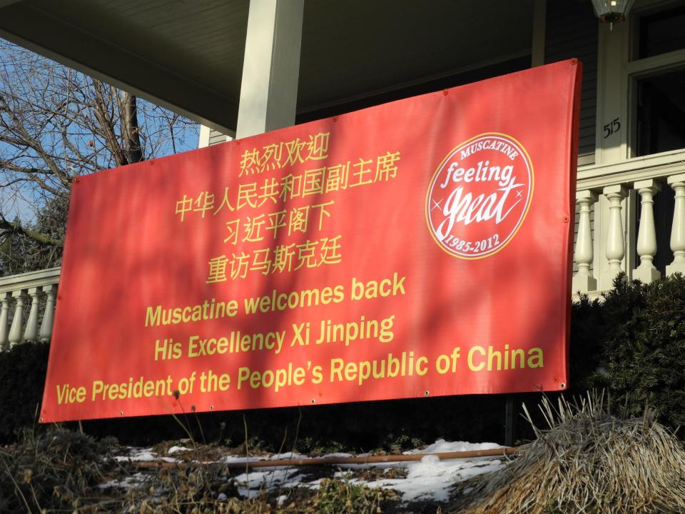 Ein riesiges rotes Schild, das Xi willkommen heißt, war 2012 vor dem Haus der Landes zu sehen. - Copyright: SHAUN TANDON/AFP via Getty Images