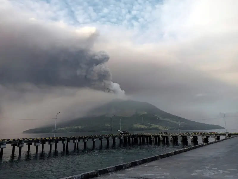 ▲印尼的魯昂火山近日大規模噴發，導致上萬居民必須疏散，鄰近的機場也被迫關閉。（圖／美聯社／達志影像）