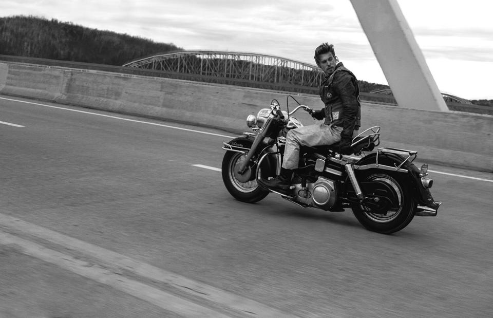 Austin Butler as “Benny” in 20th Century Studios’ THE BIKERIDERS. Photo credit: Kyle Kaplan. All Rights Reserved.