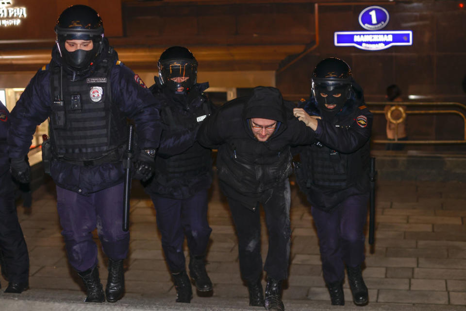 Russische Polizisten nehmen am 3. März 2022 Antikriegsdemonstranten in Moskau fest. (Bild: Getty Images)