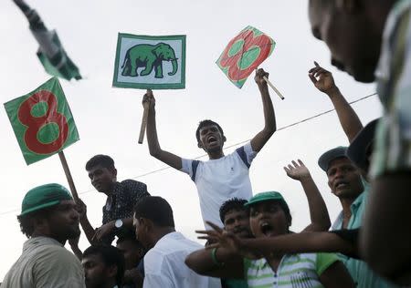 Supporters of Sri Lanka's Prime Minister Ranil Wickramasinghe shout slogans during a United National party election campaign rally in Galle August 14, 2015. REUTERS/Dinuka Liyanawatte