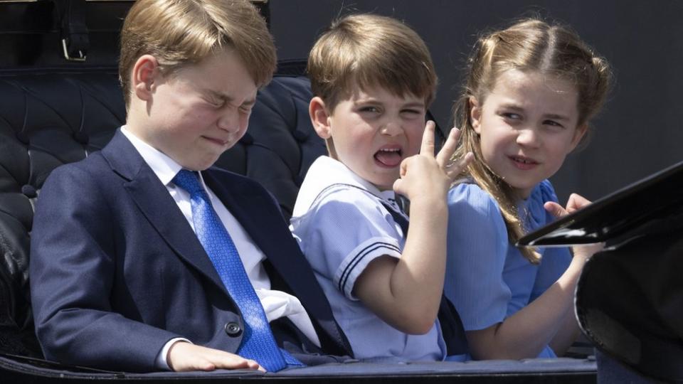 George, Louis y Charlotte en el carruaje.