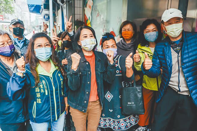 國民黨台北市立委補選參選人王鴻薇（中）13日前往松江里與里民座談，受到熱情歡迎。（郭吉銓攝）