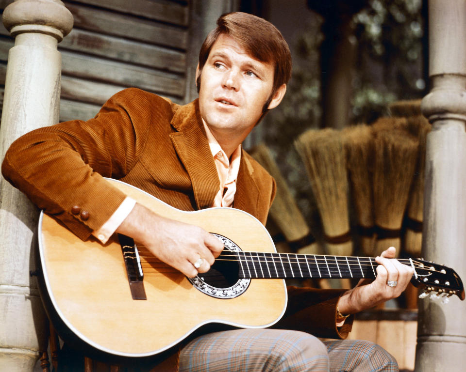 <p>The “Rhinestone Cowboy” singer died Aug. 8, following a long battle with Alzheimer’s disease. The <a rel="nofollow" href="https://www.yahoo.com/music/glen-campbell-1936-2017-204219238.html" data-ylk="slk:country music legend;elm:context_link;itc:0;sec:content-canvas;outcm:mb_qualified_link;_E:mb_qualified_link;ct:story;" class="link  yahoo-link">country music legend</a> had 21 top 40 hits throughout his versatile career. Campbell announced his diagnosis in June 2011 and said his disease was in an early stage at that time. He was 81. (Photo: Getty Images) </p>