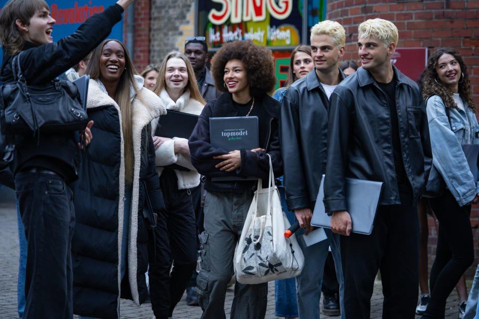 Die Zwillinge Julian und Luka liefen in dieser Folge von GNTM etwas neben der Spur. Sie konnten sich den Weg auf dem Catwalk nicht merken. (Bild: ProSieben / Annika Deckert)