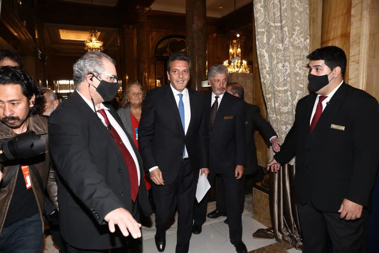 Sergio Massa llegando al hotel Alvear a la reunión del Consejo de las Américas