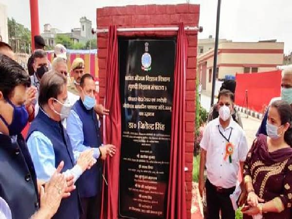 Dr Jitendra Singh inaugurating DWR and GPS based Pilot Sonde at Jammu IMD (Photo/PIB)