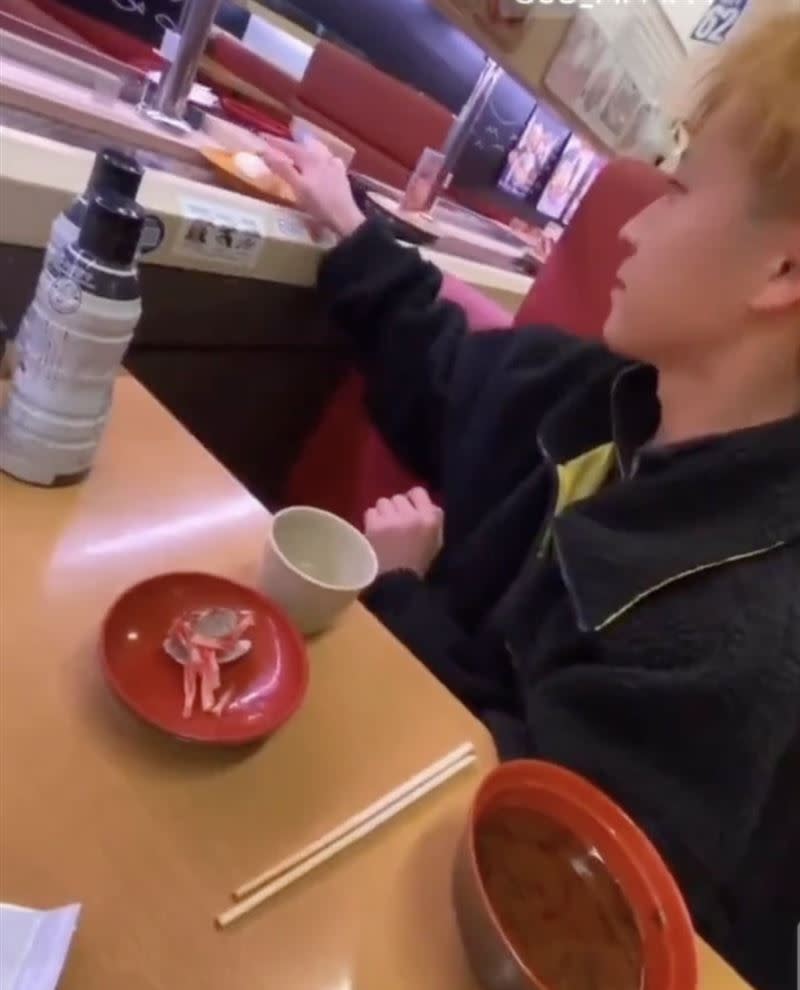 日本一名高中生今年在壽司郎舔醬油瓶，畫面在網路瘋狂流傳。（圖／資料畫面）