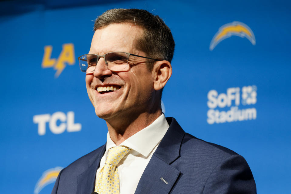 Jim Harbaugh et les Chargers ont de nombreux besoins lors du repêchage de la NFL, et la ligne offensive pourrait être un bon début.  (Allen J. Schaben / Los Angeles Times via Getty Images)