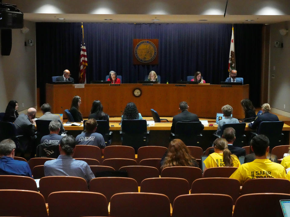 Manifestantes que se oponen a la expansión de los servicios de los vehículos autónomos afuera de donde la Comisión de Servicios Públicos de California (CPUC, por su sigla en inglés) sostenía una audiencia sobre el tema en San Francisco, el 7 de agosto de 2023. (Jim Wilson/The New York Times)
