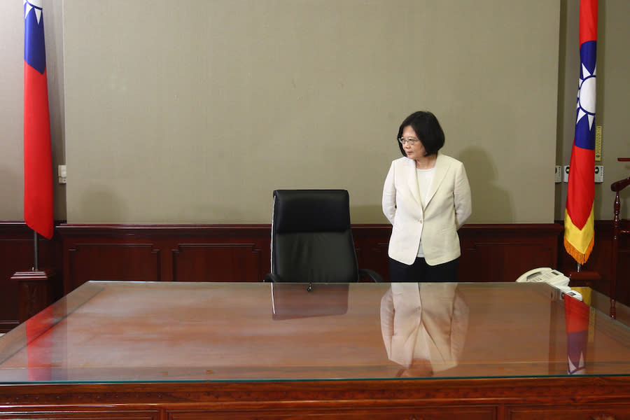 Tsai Ing-wen ist die erste Präsidentin Taiwains. An ihr zukünftiges Büro muss sie sich noch gewöhnen. (Taipei Photojournalists Association/Pool Photo via AP)