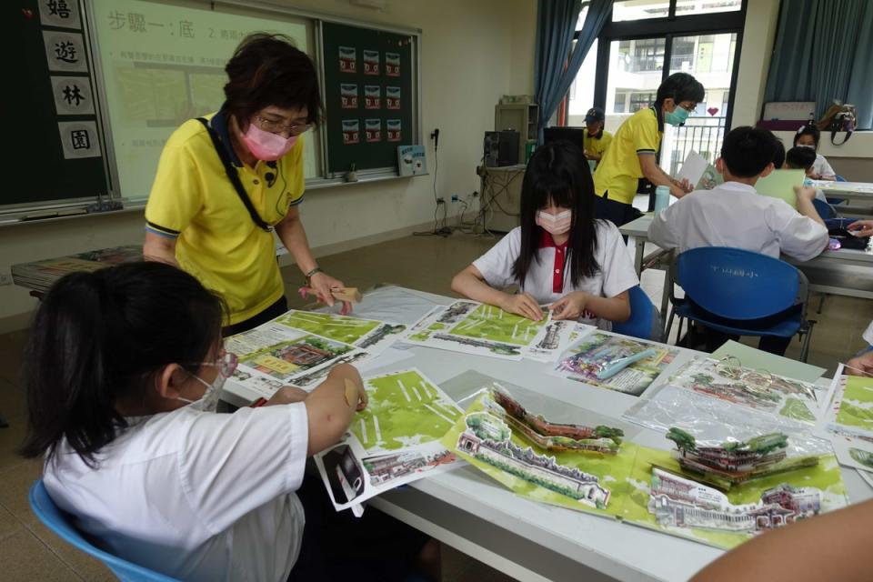 112年持續推動校園瘋文資計畫，第二站前進板橋中山國小邀請學童共讀「藝賞林園」繪本。   圖：新北市文化局提供