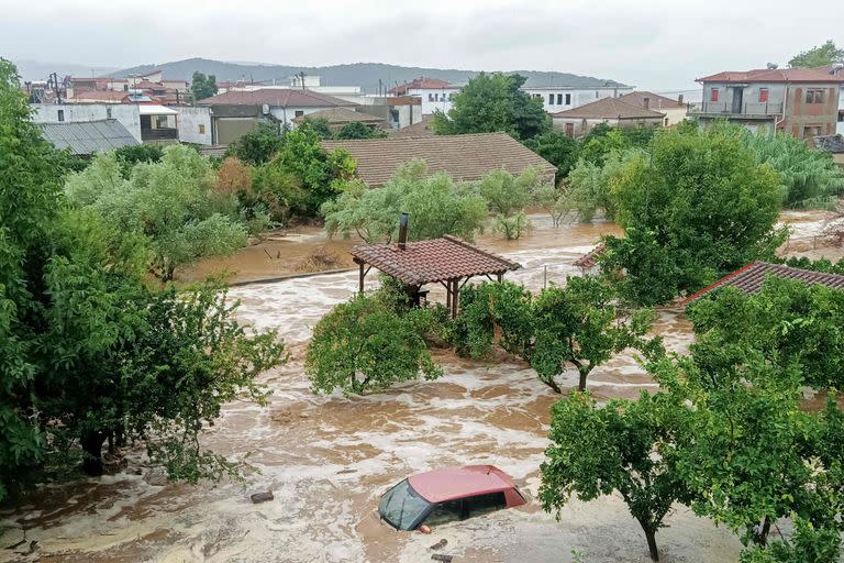 Esta vista general muestra un automóvil y casas en una zona inundada en Volos el 5 de septiembre de 2023