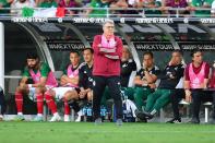 El director técnico de la selección de México, Gerardo Martino, observa las acciones del partido que su equipo ganó a Perú