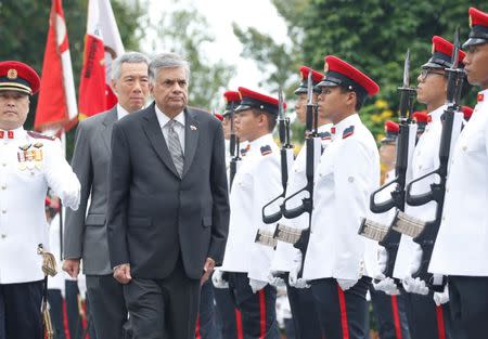 Sri Lanka's Prime Minister Ranil Wickremesinghe inspects an honor guard with Singapore's Prime Minister Lee Hsien Loong at the Istana in Singapore July 18, 2016. REUTERS/Edgar Su