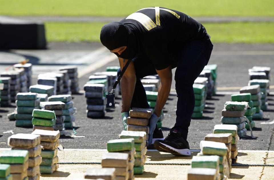 Paquetes de cocaína incautados por la Policía Aeronaval son exhibidos a la prensa en una base naval en Ciudad de Panamá, el lunes 23 de noviembre de 2020. Según la policía se incautaron 1,7 toneladas de droga en embarcaciones en la costa atlántica y detuvieron cuatro personas el domingo. (Foto AP/Arnulfo Franco)