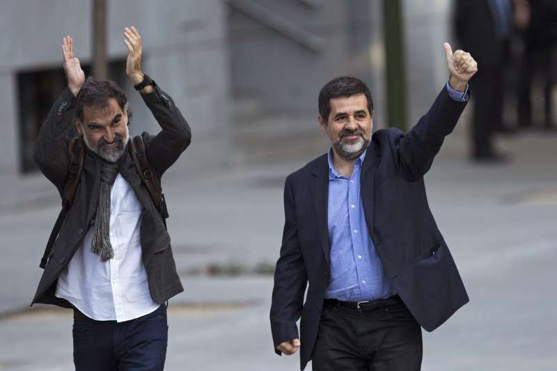 西班牙法院下令監禁加泰隆尼亞獨派人士庫伊薩特（左）和桑契茲（AP）