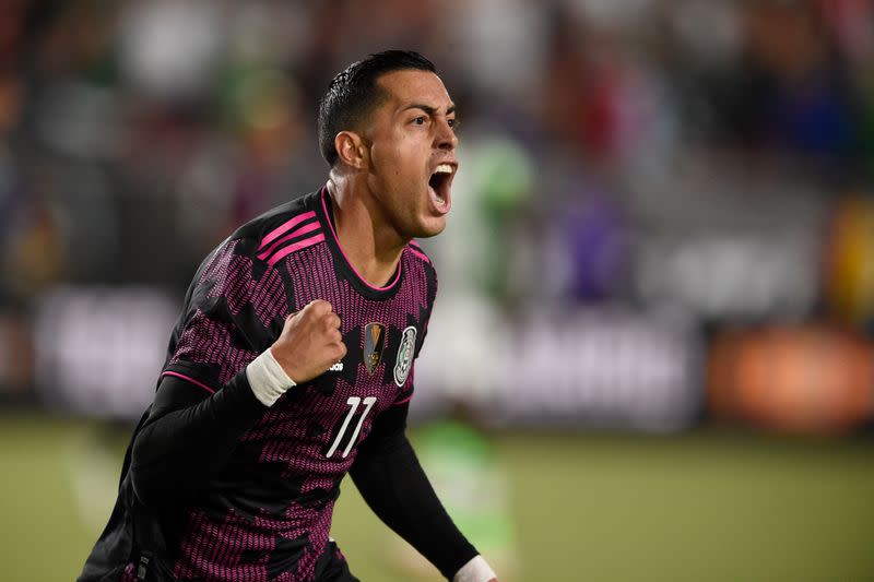 Rogelio Funes Mori celebra su primer gol con la selección de México