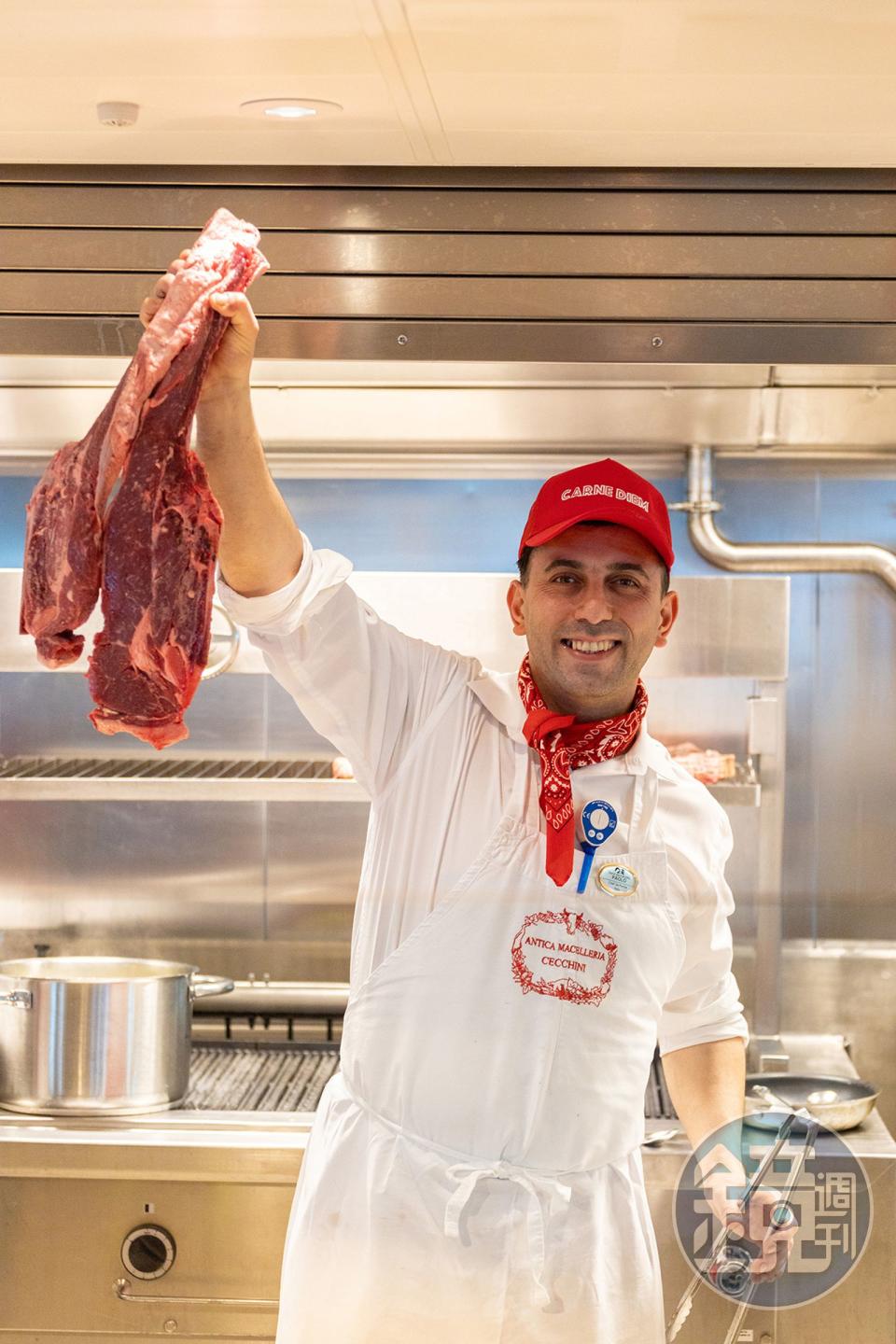 在「達里歐的鮮肉坊」用餐前，主廚會秀出即將燒烤的牛肉部位，充滿視覺效果。