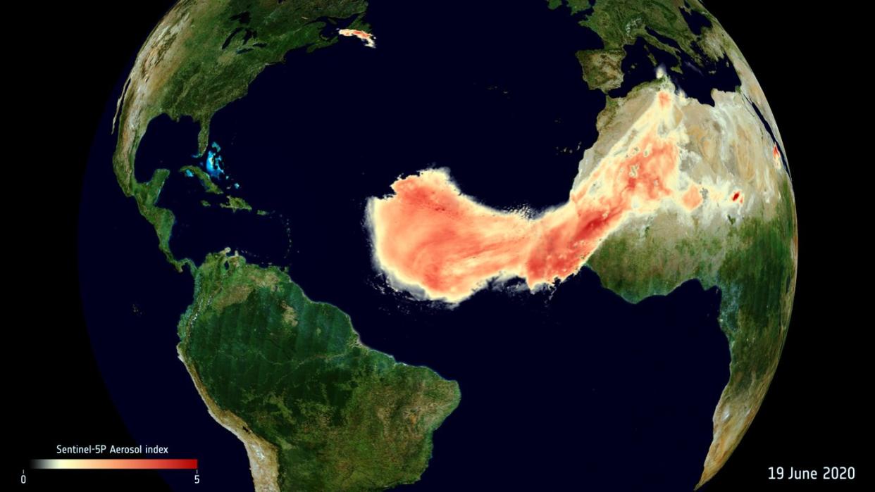 Daten von Erdbeobachtungssatelliten zeigen die ungewöhnliche Ausdehnung einer Wolke aus Sahara-Staub bei ihrer Reise über den Atlantik.